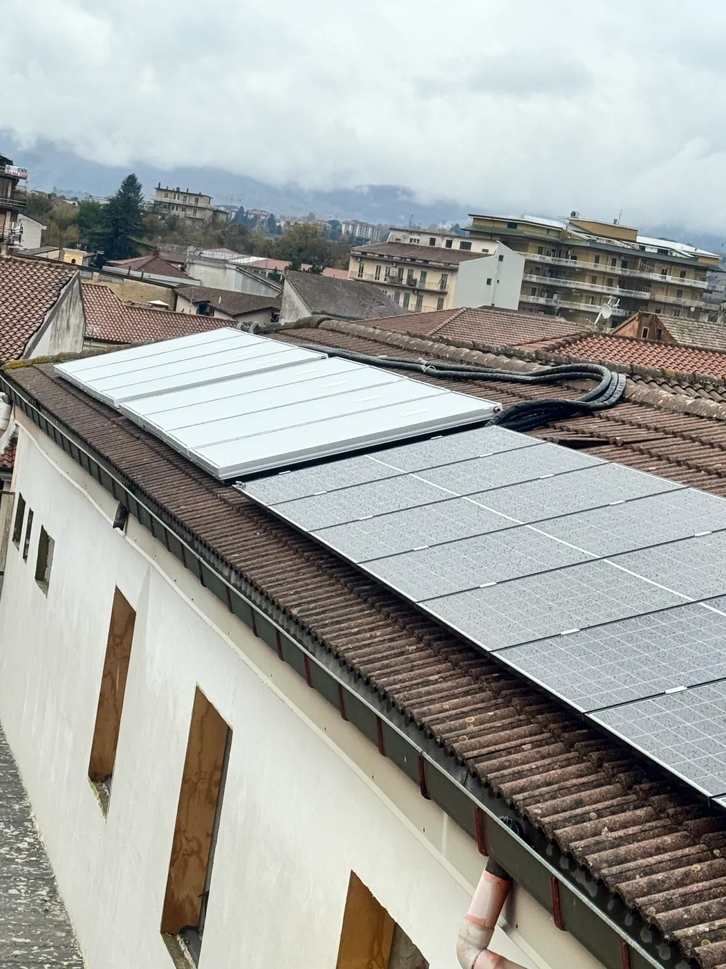 Intervento di efficientamento energetico con solare termico e fotovoltaico
